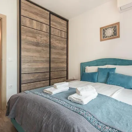 Azur Deluxe Apartament *